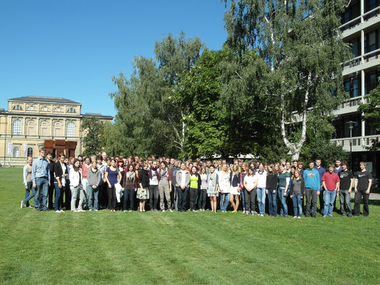 Probestudenten und Professor Derenthal vor dem Matheinstitut